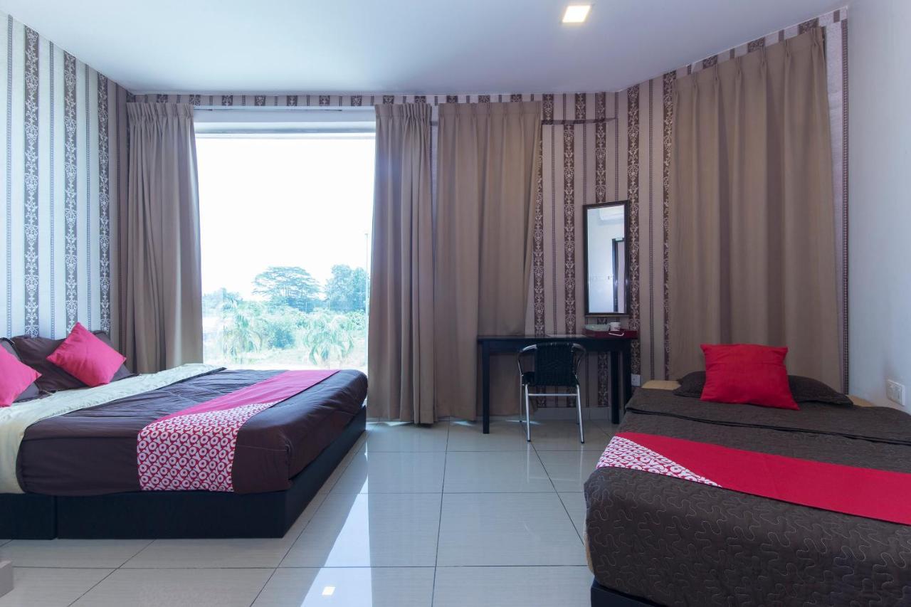 Night Queen Hotel Sepang Bagian luar foto