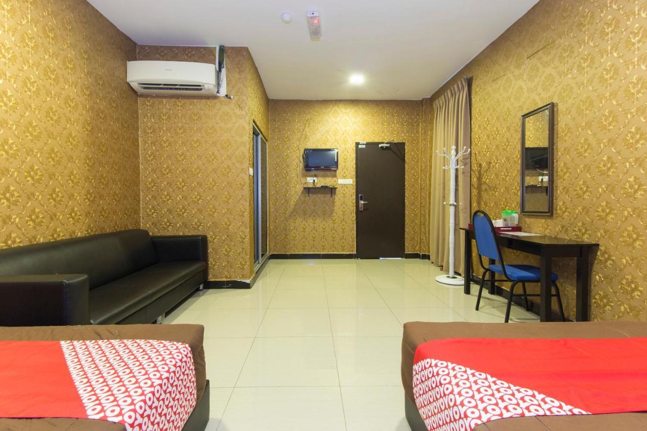Night Queen Hotel Sepang Bagian luar foto