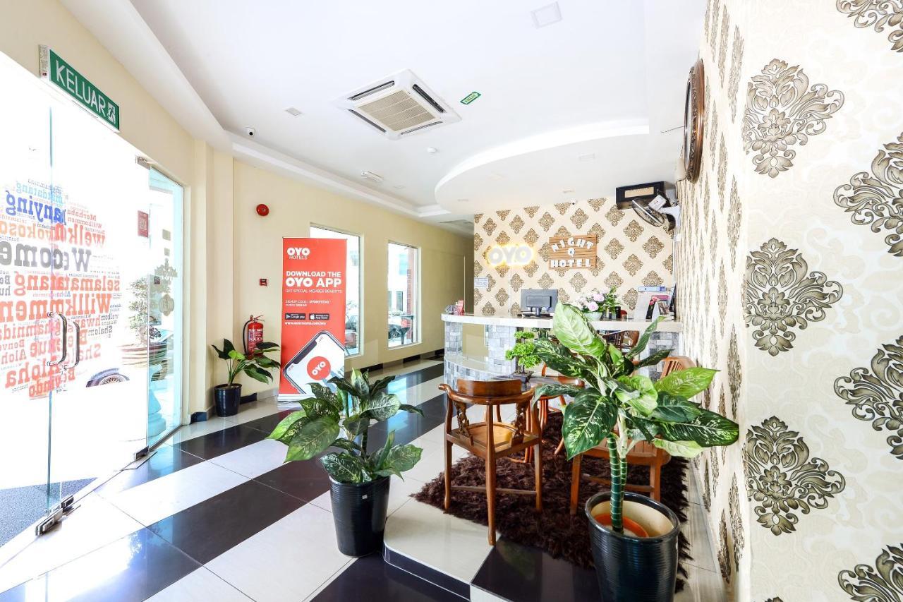 Night Queen Hotel Sepang Bagian luar foto