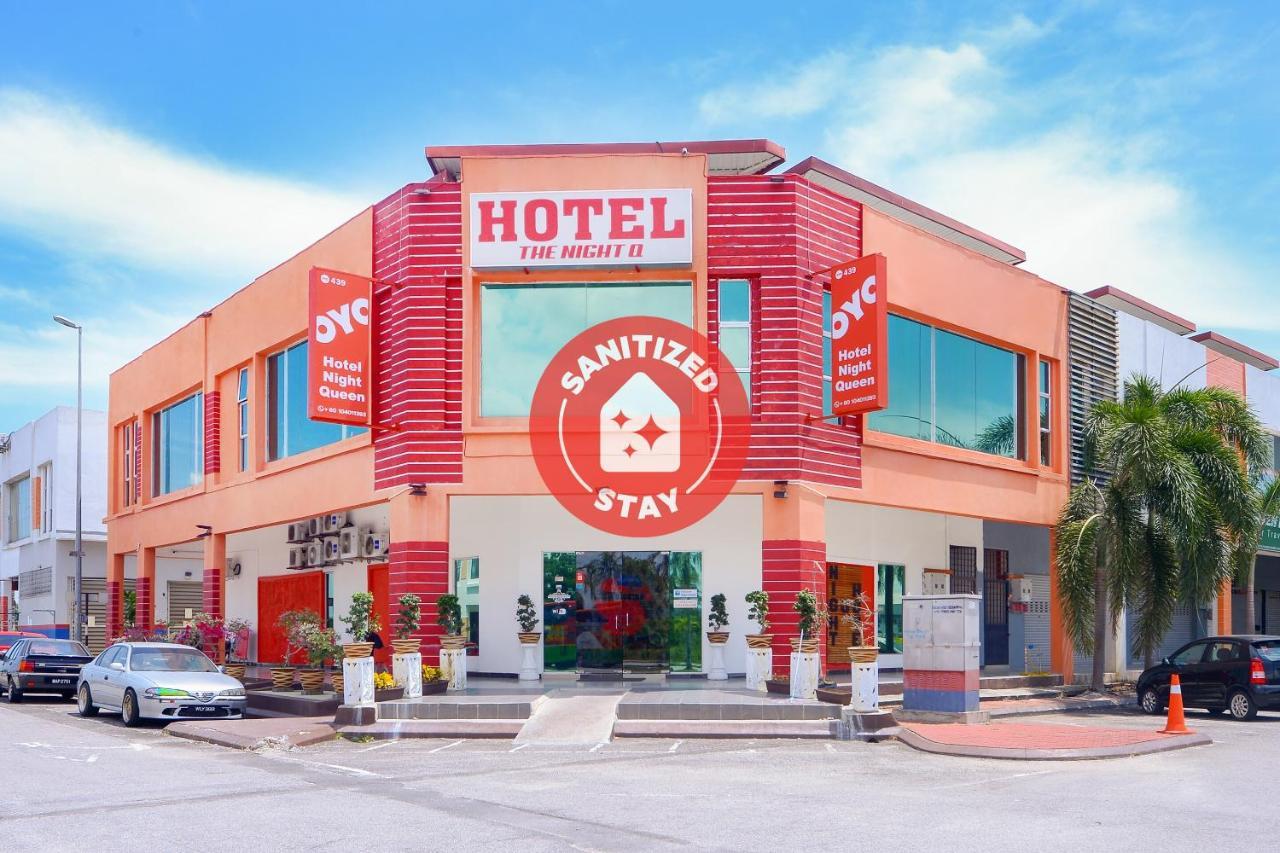 Night Queen Hotel Sepang Bagian luar foto