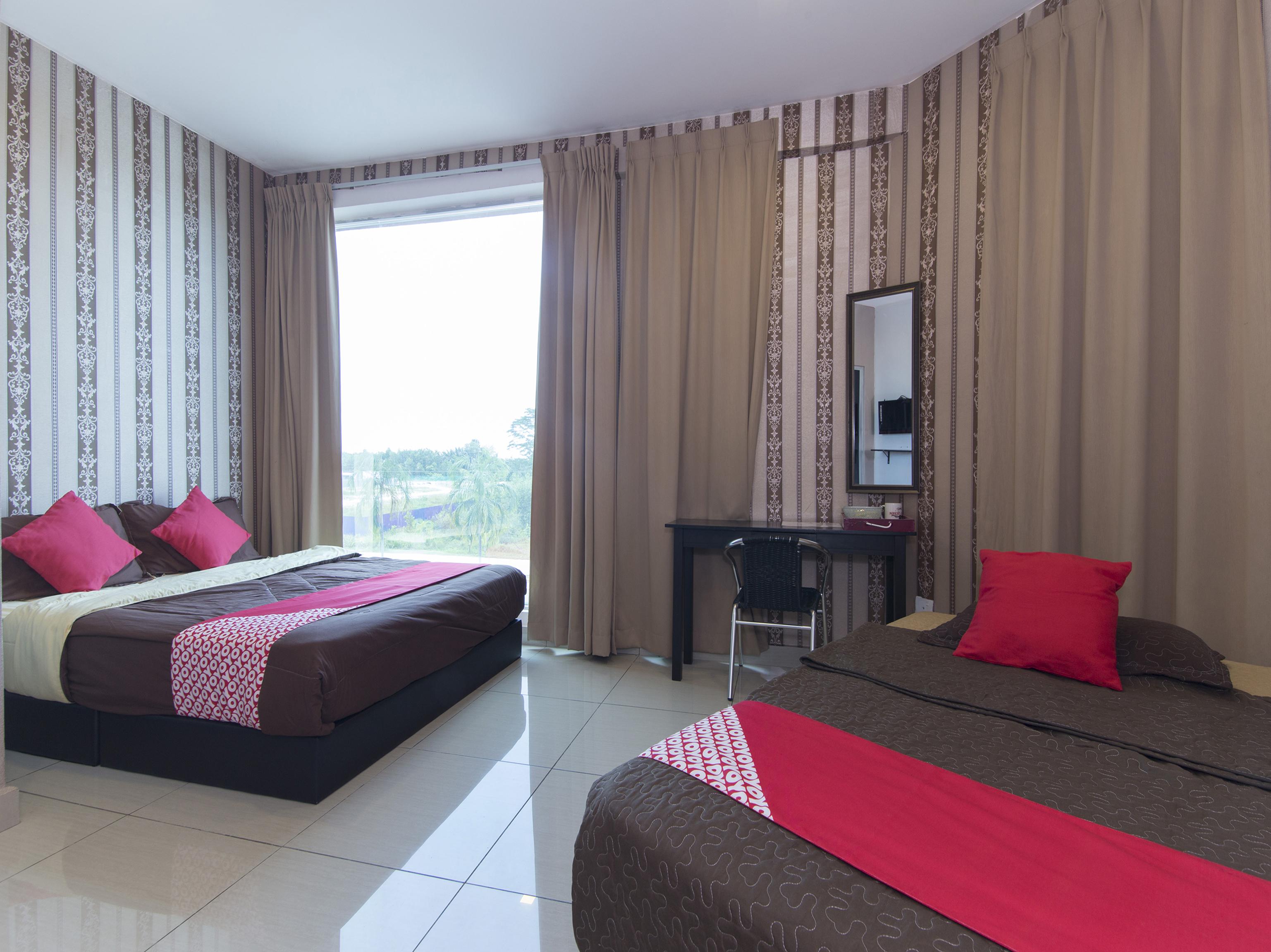 Night Queen Hotel Sepang Bagian luar foto
