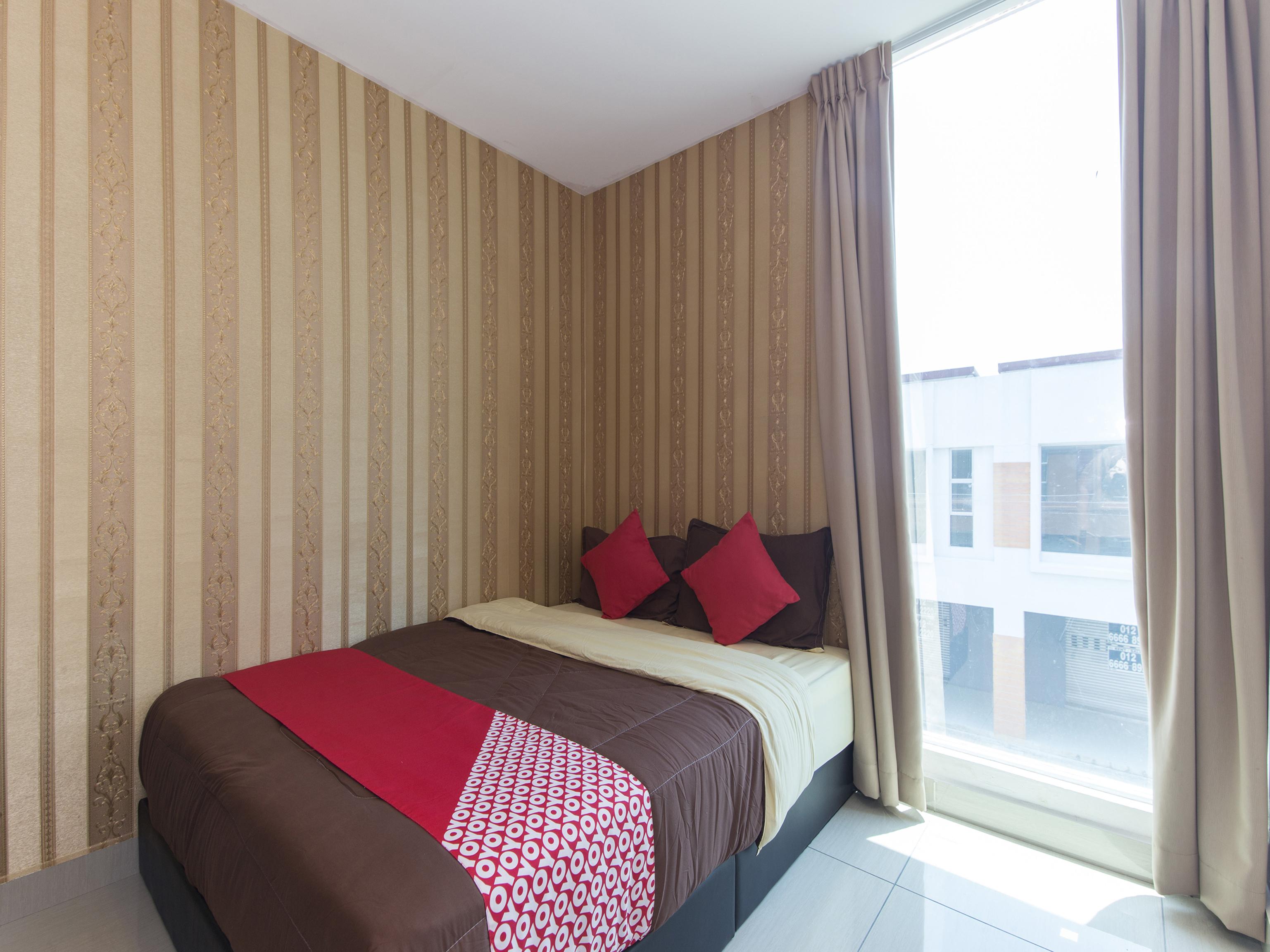 Night Queen Hotel Sepang Bagian luar foto