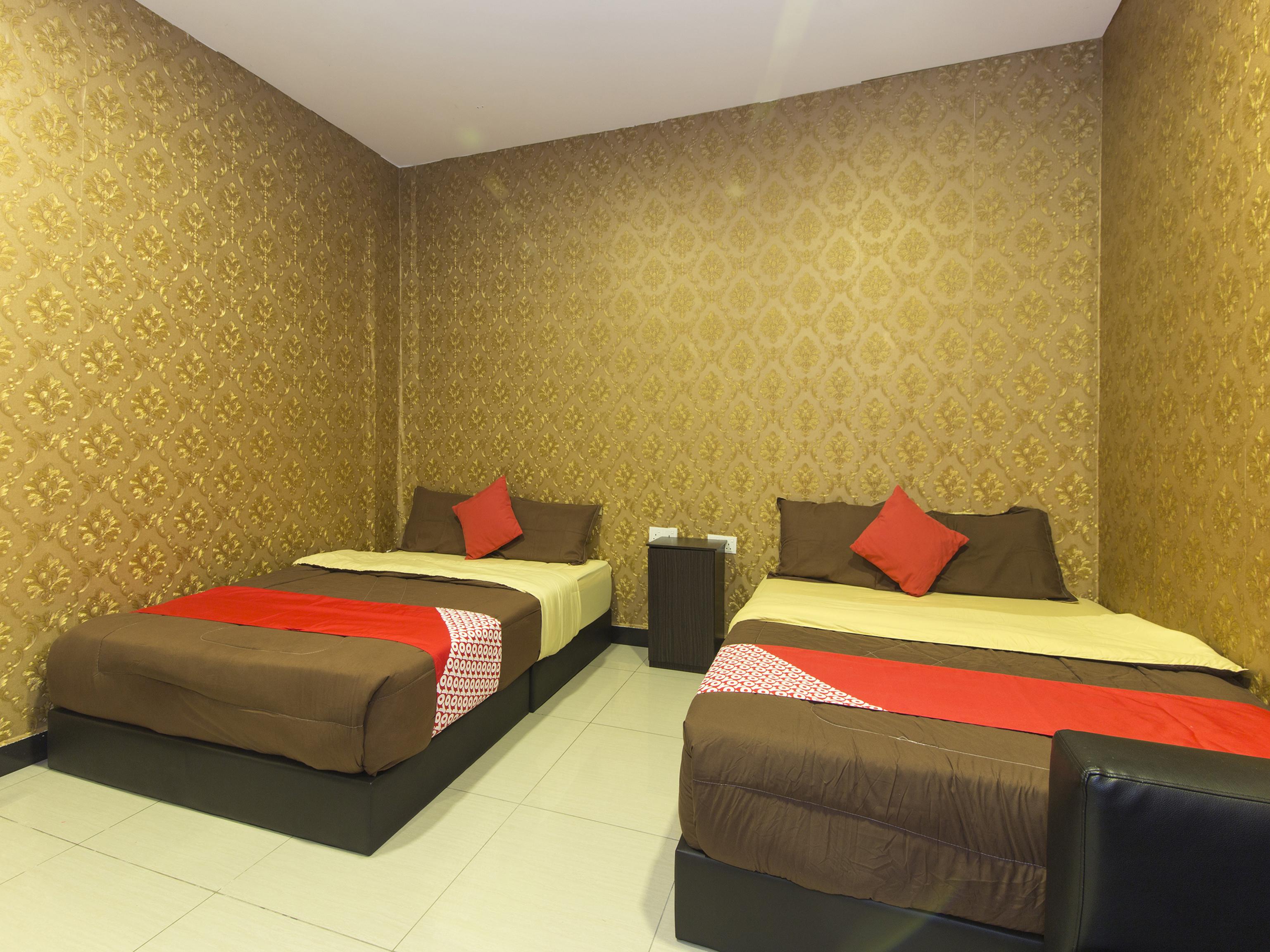 Night Queen Hotel Sepang Bagian luar foto