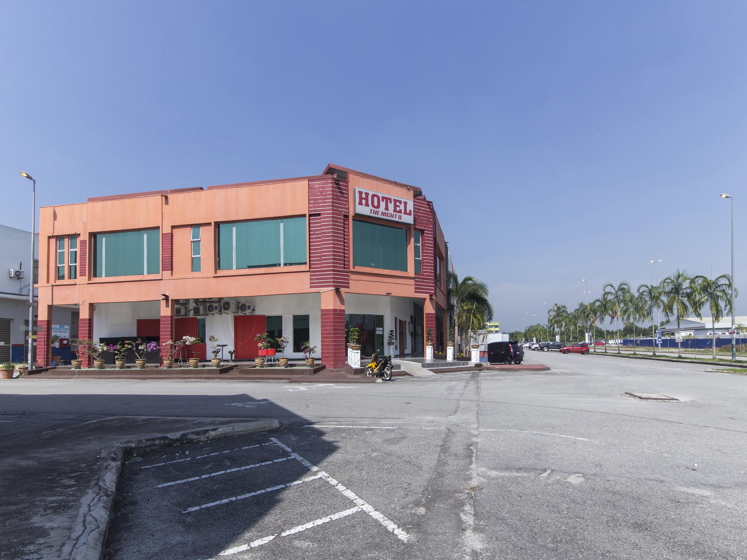 Night Queen Hotel Sepang Bagian luar foto
