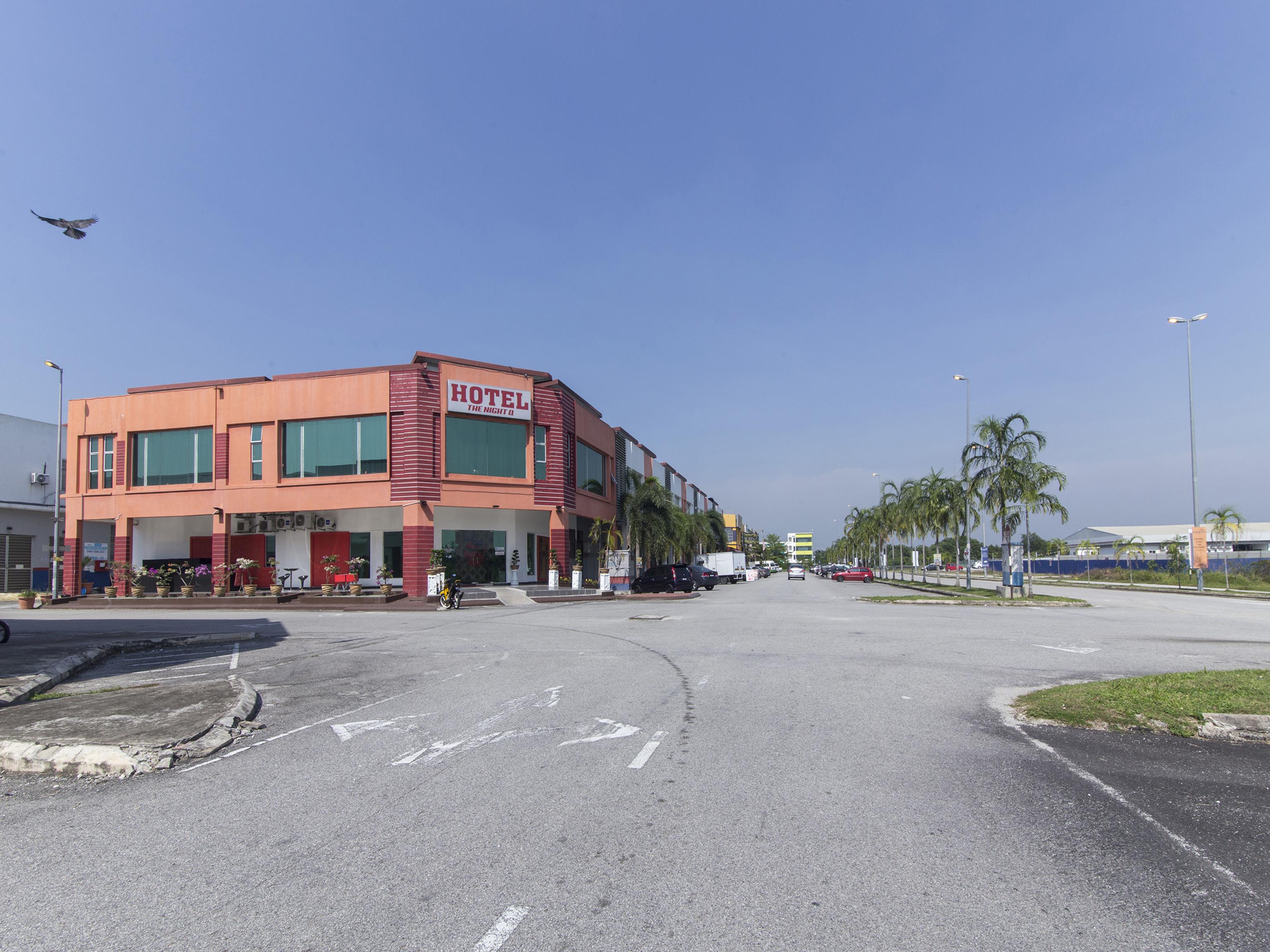 Night Queen Hotel Sepang Bagian luar foto