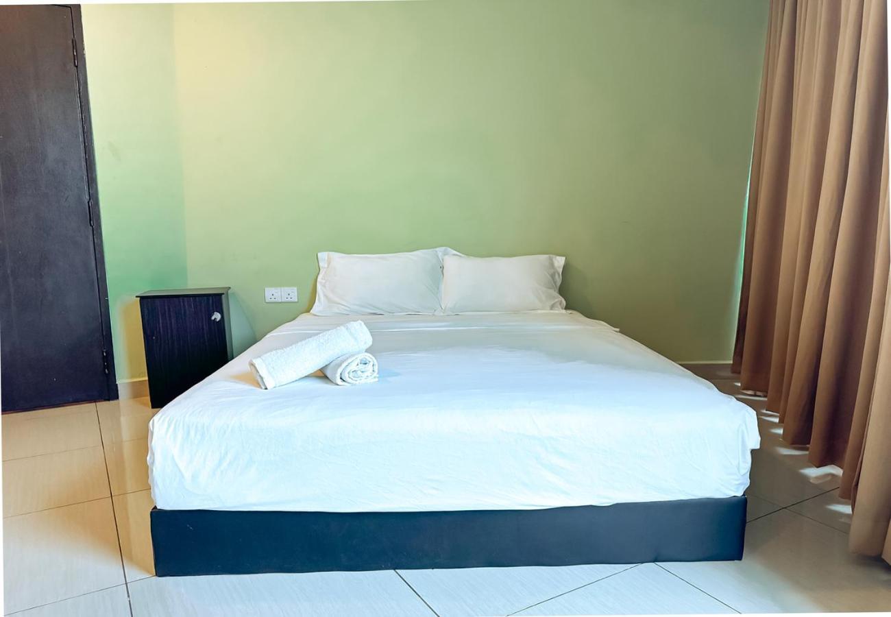 Night Queen Hotel Sepang Bagian luar foto