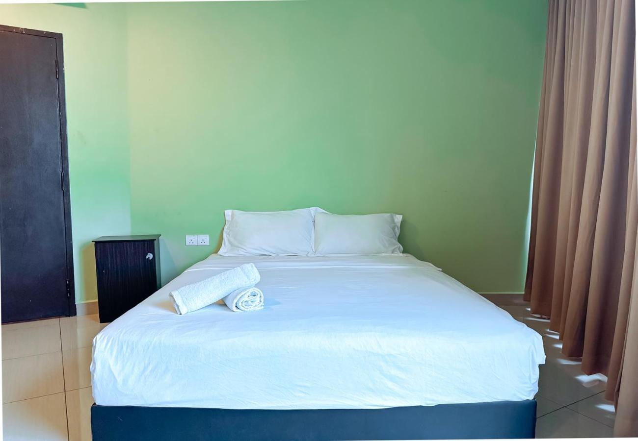 Night Queen Hotel Sepang Bagian luar foto