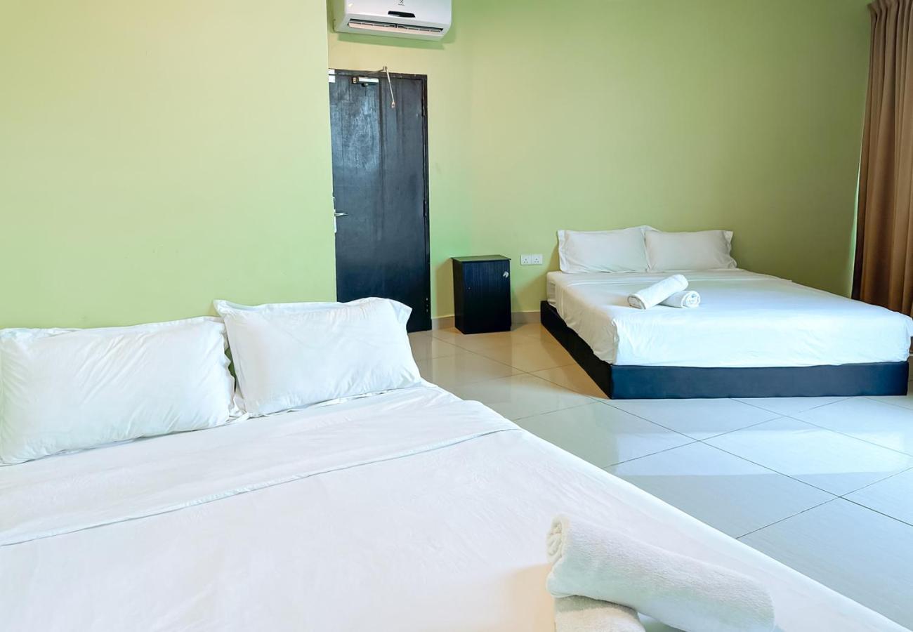 Night Queen Hotel Sepang Bagian luar foto