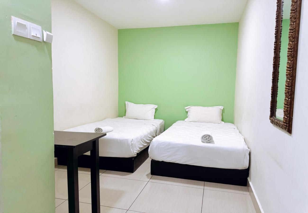 Night Queen Hotel Sepang Bagian luar foto