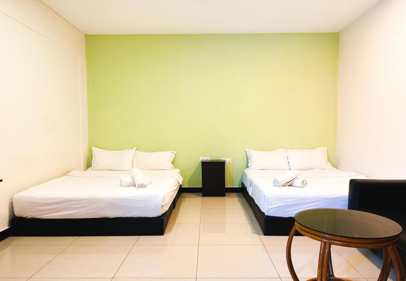 Night Queen Hotel Sepang Bagian luar foto