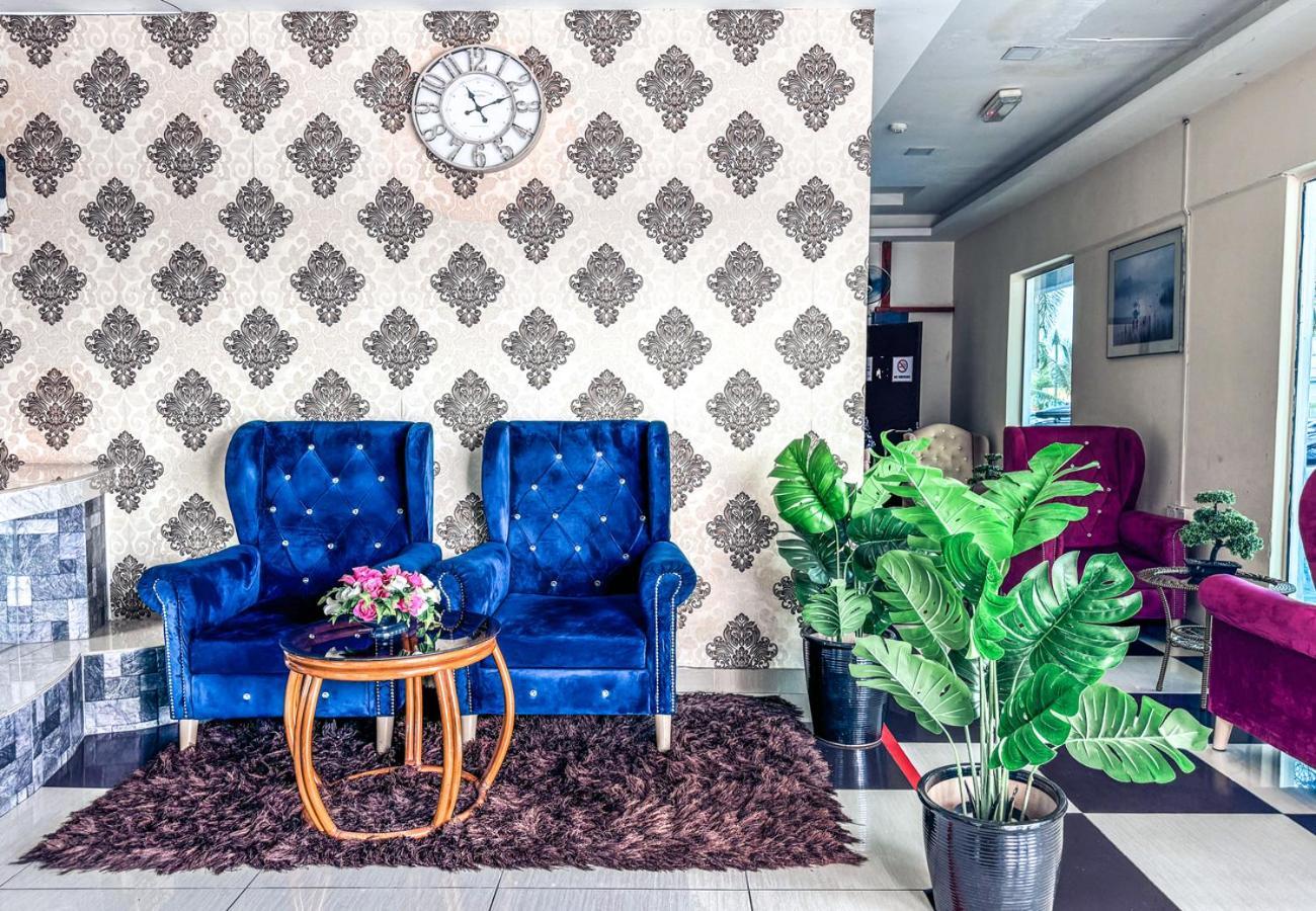 Night Queen Hotel Sepang Bagian luar foto