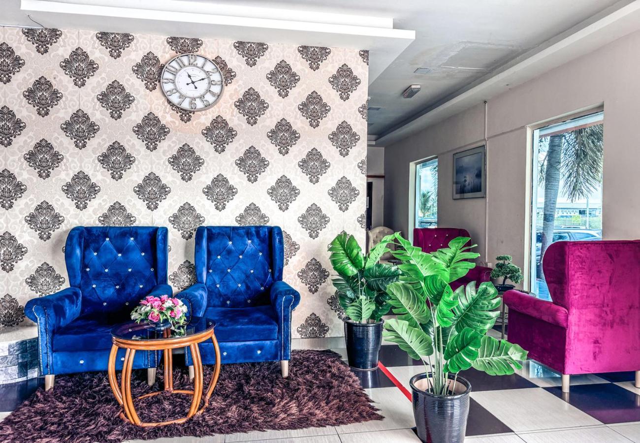 Night Queen Hotel Sepang Bagian luar foto
