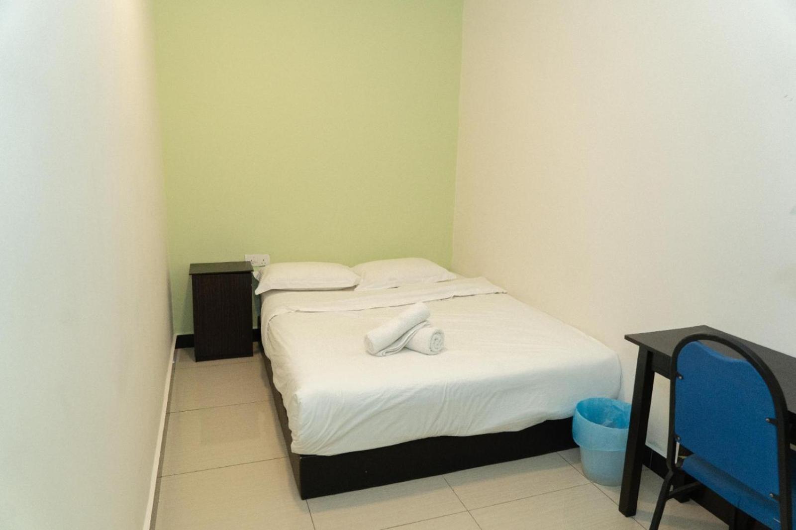 Night Queen Hotel Sepang Bagian luar foto