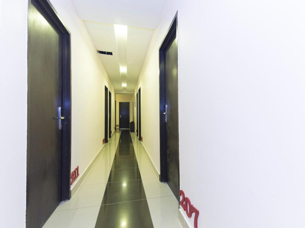 Night Queen Hotel Sepang Bagian luar foto