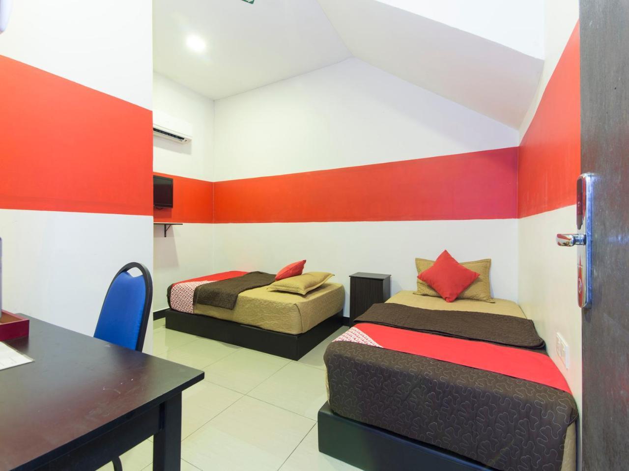 Night Queen Hotel Sepang Bagian luar foto
