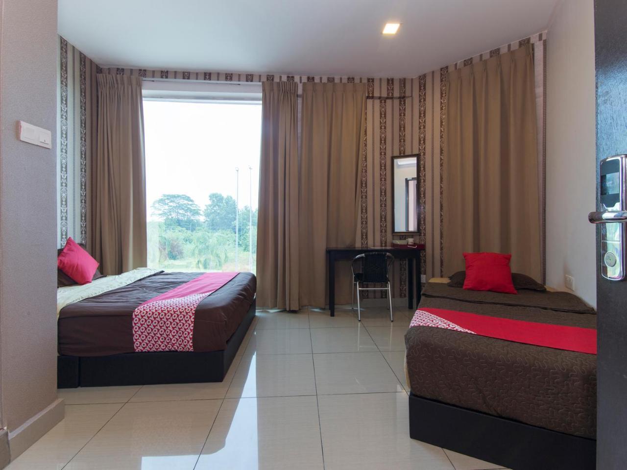 Night Queen Hotel Sepang Bagian luar foto
