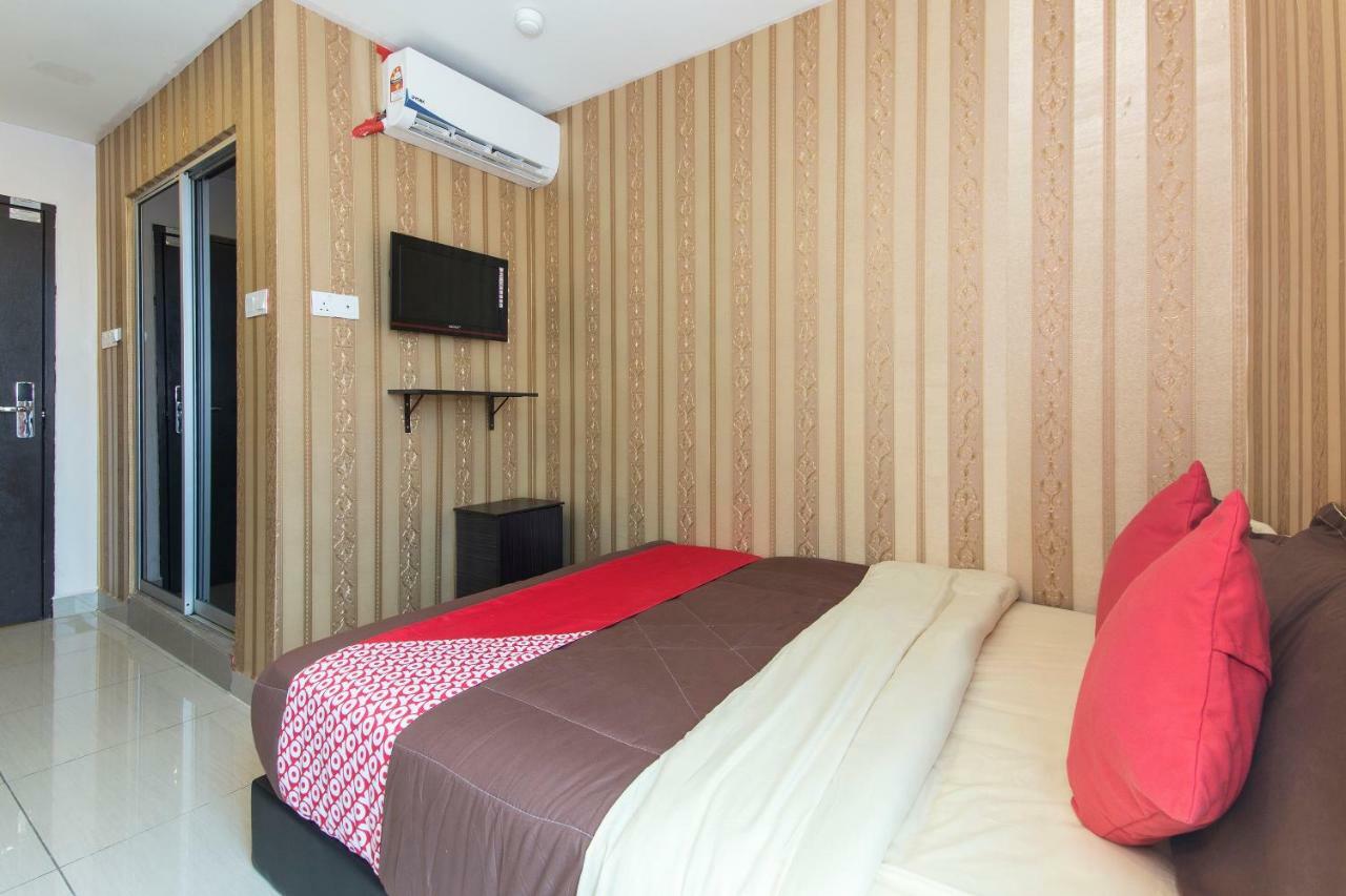 Night Queen Hotel Sepang Bagian luar foto